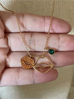 Dainty Gold Lip Pendant Necklace